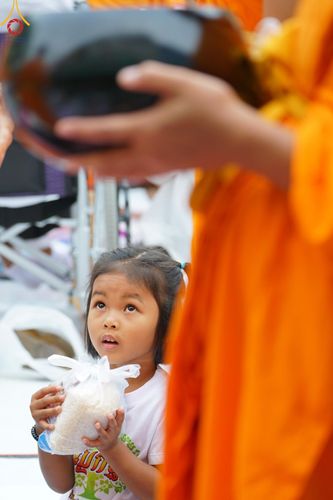 ภาพ No.126209:พิธีทำบุญเมืองนครราชสีมา ฉลอง 556 ปี ตักบาตรพระ 10,000 รูป ในวันเสาร์ที่ 2 มีนาคม พ.ศ.2567 ณ อนุสาวรีย์ท้าวสุรนารี จ.นครราชสีมา จัดโดย คณะสงฆ์จังหวัดนครราชสีมา ร่วมกับสำนักงานจังหวัดนครราชสีมา