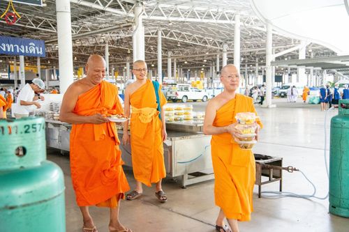 ภาพ No.58985:V.40 ภัตตาหารพระหมื่นวัด เราจัดให้ การปฏิบัติงานของเจ้าหน้าที่และอาสาสมัคร เพื่อรับบุญในการถวายภัตตาหาร แด่คณะสงฆ์ 10,000 กว่าวัดทั่วประเทศ ที่มาร่วมงานวันคุ้มครองโลก จันทร์ที่ 22 เมษายน พ.ศ. 2567 ณ วัดพระธรรมกาย