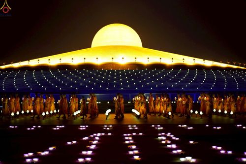 ภาพ No.224128:วันวิสาขบูชา วันอาทิตย์ที่ 11 พฤษภาคม พ.ศ. 2568 พิธีจุดวิสาขประทีป ,  พิธีเวียนประทักษิณรอบพระมหาธรรมกายเจดีย์ , พิธีฉลองชัยสวดมนต์บทธัมมจักกัปปวัตตนสูตร ครบ 7,357,000,000 จบ ณ มหารัตนวิหารคด วัดพระธรรมกาย