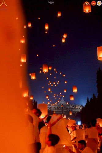 ภาพ No.224644:วันจันทร์ที่ 12 พฤษภาคม พ.ศ. 2568  ชาวพุทธในอินโดนีเซีย ร่วมฉลองวิสาขบูชาจุดประทีปกว่า 200,000 ดวง ณ พระมหาเจดีย์บรมพุทโธ  เจริญพุทธมนต์ถวาย “พระวชิรเกล้าเจ้าอยู่หัว”