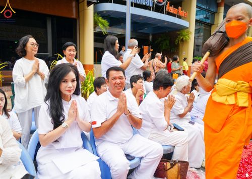 ภาพ No.128363:พิธีอัญเชิญพระบรมสารีริกธาตุ " ใจกลางเมืองนครหาดใหญ่ " เพื่อประดิษฐาน ณ มหารัตนเจดีย์สิริปทุมสวรรค์ (เจดีย์อริยพุทธะ 5 พระองค์) ศูนย์ปฏิบัติธรรมภาคใต้ อ.บางกล่ำ จ.สงขลา  วันที่ 9 มีนาคม พ.ศ.2567 (ชุดที่ 1)