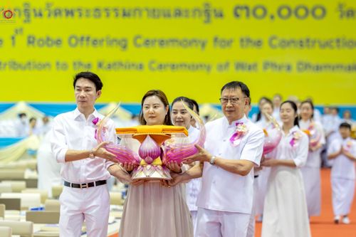 ภาพ No.240860:วันพุธที่ 27 สิงหาคม พ.ศ. 2568 พิธีทอดผ้าป่าเพื่อสร้างอาคาร  82 ปี หลวงพ่อธัมมชโย สมทบกฐินวัดพระธรรมกาย และกฐิน 30,000 วัดทั่วประเทศ ครั้งที่ 1