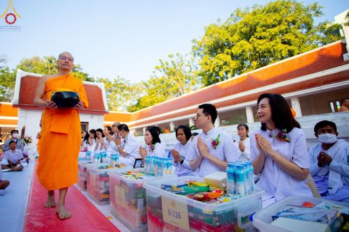 ภาพ No.197804:พิธีตักบาตรพระธรรมยาตรา ณ อนุสรณ์สถานลำดับที่ 4 สถานที่เกิดด้วยกายธรรม วัดโบสถ์(บน) ต.บางคูเวียง จ.นนทบุรี ในโครงการธรรมยาตรา กตัญญูบูชา มหาปูชนียาจารย์ พระมงคลเทพมุนี(สด จนฺทสโร) พระผู้ปราบมาร อนุสรณ์สถาน 7 แห่ง ปีที่ 13 วันที่ 19 มกราคม พ.ศ. 2568