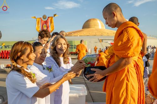 ภาพ No.187901:พิธีตักบาตรฉลองพระใหม่ ต้อนรับพุทธศักราช 2568 ณ ลานธรรมพระมหาธรรมกายเจดีย์ วัดพระธรรมกาย จ.ปทุมธานี วันที่ 1 มกราคม พ.ศ. 2568