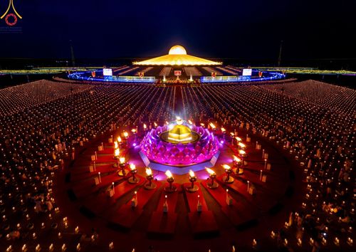 ภาพ No.160748:พิธีจุดประทีป 20,000 ดวง บูชาพระมหาธรรมกายเจดีย์ และบูชาพระมงคลเทพมุนี (สด จนฺทสโร) พระผู้ปราบมาร ณ ลานธรรม พระมหาธรรมกายเจดีย์ วัดพระธรรมกาย จ.ปทุมธานี วันที่ 10 ตุลาคม พ.ศ. 2567