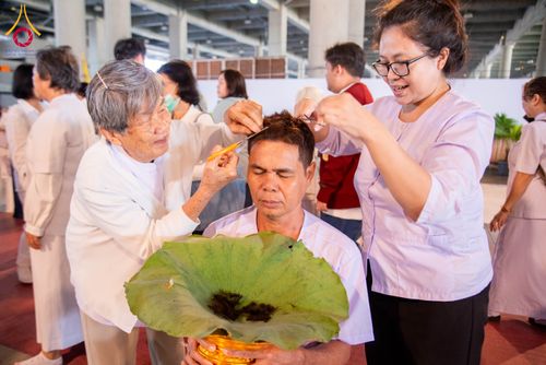 ภาพ No.293618:วันที่ 10 มกราคม พ.ศ. 2569 พิธีปลงผมธรรมทายาทบูชาธรรม 117  ปี คุณยายอาจารย์ฯ ณ วิหารคด วัดพระธรรมกาย ปทุมธานี