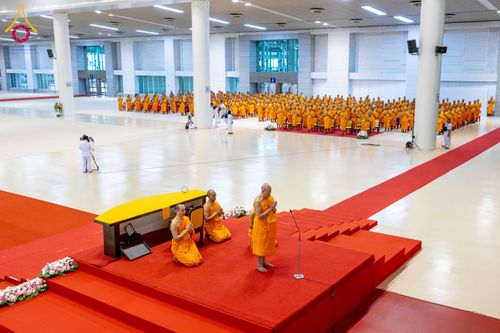 ภาพ No.284964:วันอาทิตย์ที่ 14 ธันวาคม พ.ศ.2568  พิธีปฏิบัติธรรม พิธีถวายภัตตาหารเป็นสังฆทาน พิธีมอบต้นสมบัติจักรพรรดิ ถวายแด่เจ้าอาวาสและประธานสงฆ์ 236 ศูนย์ส่งเสริมศีลธรรมทั่วโลก ณ สภาธรรมกายสากล วัดพระธรรมกาย