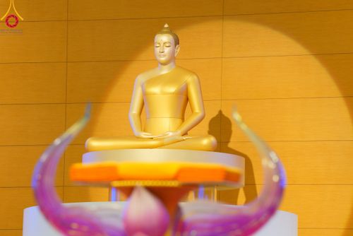 ภาพ No.86387:วันธรรมชัย ปีที่ 55 พิธีทอดผ้าป่ากฐินสมทบครั้งที่1, พิธีเจริญพุทธมนต์ ลูกนิมิตมหาสมบัติฯ พิธีจุดประทีป,พิธีฉลองชัยสวดมนต์บทธัมมจักกัปปวัตนสูตร วันอาทิตย์ที่ 27 สิงหาคม พ.ศ.2566 ณ สภาธรรมกายสากล / มหารัตนวิหารคด วัดพระธรรมกาย