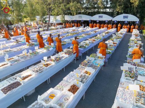 ภาพ No.288150:วันที่ 4 มกราคม พ.ศ. 2569 พิธีถวายภัตตาหารเป็นสังฆทาน แด่พระธรรมยาตรา ในโครงการธรรมยาตรา กตัญญูบูชา มหาปูชนียาจารย์ พระมงคลเทพมุนี(สด จนฺทสโร) พระผู้ปราบมาร อนุสรณ์สถาน 7 แห่ง ปีที่ 14 ณ อนุสรณ์สถานมหาวิหารพระมงคลเทพมุนี (โลตัสแลนด์) อ.สองพี่น้อง จ.สุพรร