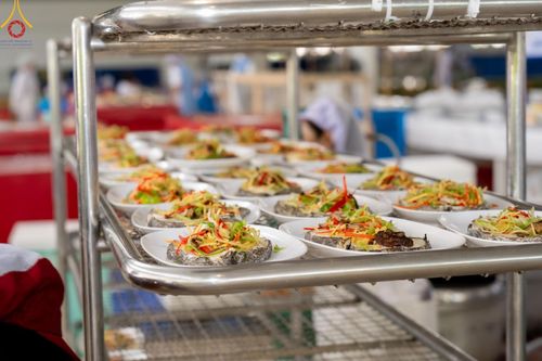 ภาพ No.60241:คณะสงฆ์ 10,000 กว่าวัดฉันภัตตาหารเพล ในวันคุ้มครองโลก วันจันทร์ที่ 22 เมษายน พ.ศ. 2567 ณ สภาธรรมกายสากล วัดพระธรรมกาย