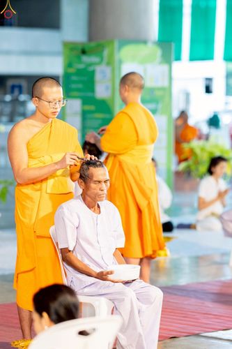 ภาพ No.242982:วันที่ 31 สิงหาคม พ.ศ. 2568 พิธีตัดปอยผมและปลงผม โครงการอุปสมบทหมู่บูชาธรรม ครบรอบ 108 ปี วันครูผู้ค้นพบวิชชาธรรมกาย ณ วัดพระธรรมกาย
