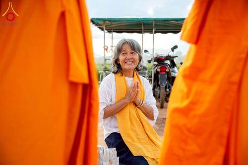 ภาพ No.217964:วันศุกร์ที่ 11 เมษายน พ.ศ. 2568 พระและสามเณร 99 รูป จากศูนย์ปฏิบัติธรรมระยอง(บ้านช่องลม) บิณฑบาต ณ ทุ่งปอเทือง ต.บางบุตร อ.บ้านค่าย จ.ระยอง เพื่อเป็นการฝึกสามเณรภาคฤดูร้อน ผ่านกิจวัตรบิณฑบาตในพื้นที่ชุมชน