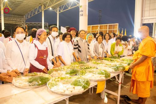 ภาพ No.204316:พิธีถวายภัตตาหารเป็นสังฆทาน แด่พระธรรมยาตรา ณ วัดพระธรรมกาย ตำบลคลองสาม อำเภอคลองหลวง จังหวัดปทุมธานี ในโครงการธรรมยาตรา กตัญญูบูชา มหาปูชนียาจารย์ พระมงคลเทพมุนี(สด จนฺทสโร) พระผู้ปราบมาร อนุสรณ์สถาน 7 แห่ง ปีที่ 13 วันที่ 31 มกราคม พ.ศ. 2568