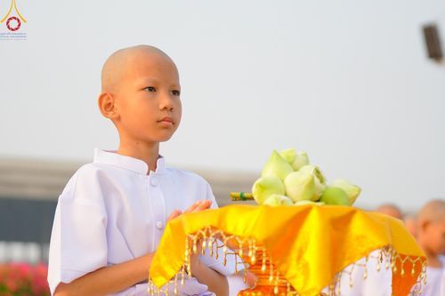 ภาพ No.133745:พิธีเวียนประทักษิณและพิธีวันทาเจดีย์ โครงการบรรพชาสามเณร ฟื้นฟูพระพุทธศาสนาทั่วไทย ณ วัดพระธรรมกาย วันเสาร์ที่ 6 เมษายน พ.ศ. 2567