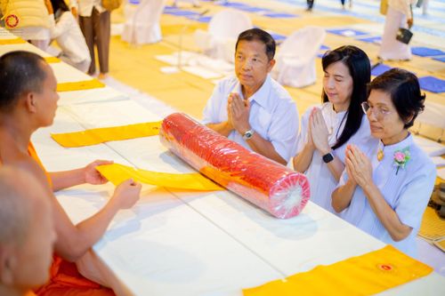 ภาพ No.189441:พิธีถวายภัตตาหารเป็นสังฆทาน แด่พระธรรมยาตรา ในโครงการธรรมยาตรา กตัญญูบูชา มหาปูชนียาจารย์ พระมงคลเทพมุนี(สด จนฺทสโร) พระผู้ปราบมาร อนุสรณ์สถาน 7 แห่ง ปีที่ 13 ณ อนุสรณ์สถานมหาวิหารพระมงคลเทพมุนี (โลตัสแลนด์) อ.สองพี่น้อง จ.สุพรรณบุรี วันที่ 5 มกราคม 2568