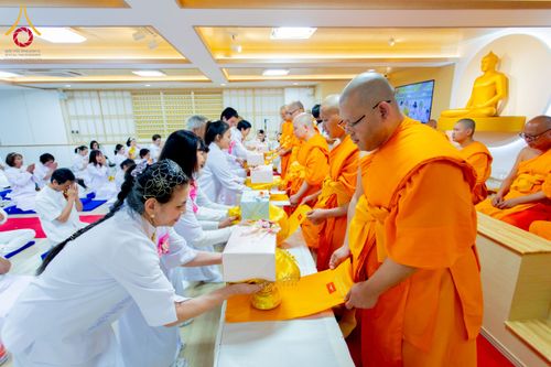 ภาพ No.221316:วันศุกร์ที่ 25 เมษายน พ.ศ. 2568 พิธีอัญเชิญรูปเหมือนพระมงคลเทพมุนี (สด จนฺทสโร) พระผู้ปราบมาร พิธีทอดผ้าป่าสามัคคี 25 ปี พิธีถวายสังฆทาน 15 วัด แด่เจ้าอาวาสภาคพื้นเอเชีย และแอฟริกา ในวาระครบ 25 ปี วัดพระธรรมกายโอซาก้า ประเทศญี่ปุ่น