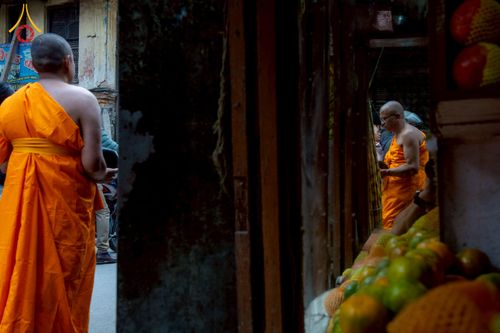 ภาพ No.213137:วันที่ 17 - 18 มีนาคม พ.ศ. 2568 คณะสงฆ์และสามเณรเดินบิณฑบาต รอบเมืองในพื้นที่ วัดสยมภูวนาถและราชวังปาตัน ณ เมืองกาฐมาณฑุ ประเทศเนปาล