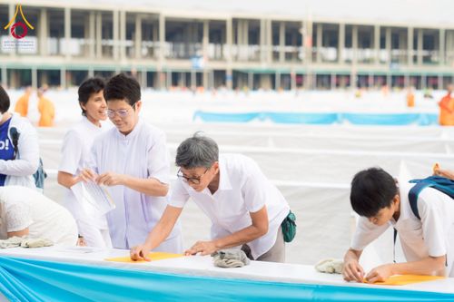 ภาพ No.217764:วันที่ 10-14 เมษายน พ.ศ. 2568 เจ้าหน้าที่อาสาสมัคร เตรียมงานวันคุ้มครองโลก ชุดที่ 2 วัดพระธรรมกาย จ.ปทุมธานี