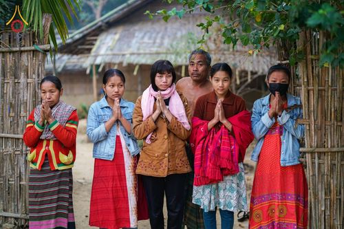 ภาพ No.76411:คณะสงฆ์และสามเณรบิณฑบาต ประเทศบังกลาเทศ วันที่ 11 กุมภาพันธ์ พ.ศ. 2566