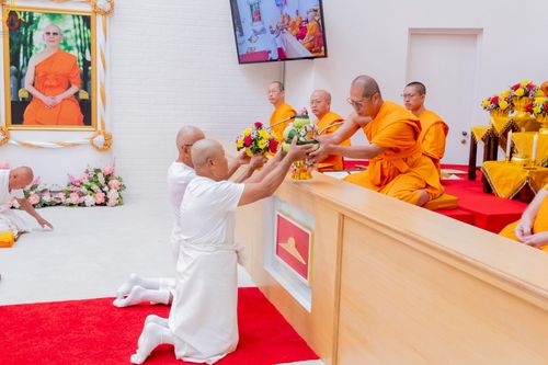 ภาพ No.252264:วันที่ 4-5 ตุลาคม พ.ศ. 2568  วัดพระธรรมกายแคลิฟอร์เนีย ประเทศสหรัฐอเมริกา ได้จัดพิธีตัดปอยผม โดยคณะสงฆ์ ญาติ ๆ และสาธุชน ให้กับนาคธรรมทายาท 8 ท่าน และได้จัดพิธีบรรพชา-อุปสมบท ฉลองพิธีทอดกฐินบรมจักรพรรดิ สร้างอุโบสถ 82 ปี บูชาธรรมหลวงพ่อธัมมชโย