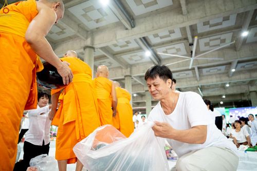 ภาพ No.235346:วันที่ 27 กรกฎาคม พ.ศ. 2568 พิธีตักบาตรฉลองพระใหม่ โครงการบรรพชาและอุปสมบทมู่รุ่นเข้าพรรษา ณ วัดพระธรรมกาย