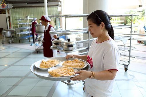 ภาพ No.231926:วันที่ 5 กรกฎาคม พ.ศ. 2568 พิธีถวายภัตตาหารเมนูสวรรค์ เพื่อการบรรลุธรรม ณ หอฉันคุณยายอาจารย์ฯ วัดพระธรรมกาย