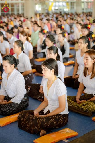 ภาพ No.143703:พิธีถวายผ้าไตร, สวดธรรมจักร, ปฏิบัติธรรม และฟังแสดงพระธรรมเทศนา ภาษาเมียนมา โดยมีสาธุชนชาวเมียนมากว่า 4,000 คน เข้าร่วมพิธี ณ มหารัตนวิหารคด วัดพระธรรมกาย วันอาทิตย์ที่ 7 กรกฎาคม พ.ศ. 2567