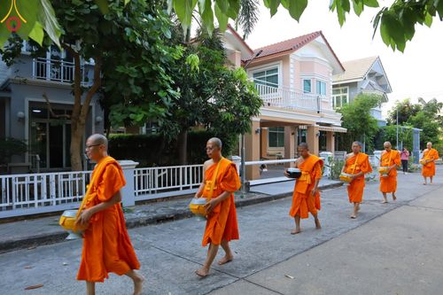 ภาพ No.136072:พระธรรมทายาท โครงการบวชพระนานาชาติ AEC & WAB ผู้บริหารรุ่นที่ 2 บิณฑบาต ณ หอฉันคุณยายอาจารย์ฯ เมืองแก้วมณี หมู่บ้านแก้วพุทธรักษา วันที่ 28 เมษายน พ.ศ. 2567