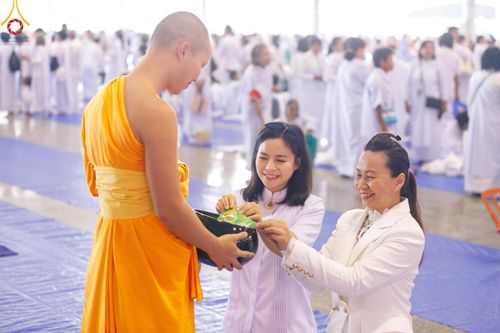 ภาพ No.126542:พิธีตักบาตร ในวันอาทิตย์ต้นเดือนที่ 3 มีนาคม พ.ศ. 2567 ณ บ้านแก้วเรือนทองคุณยายฯ วัดพระธรรมกาย