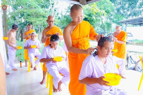 ภาพ No.186484:พิธีตัดปอย ปลงผม เวียนประทักษิณ  มอบบาตรผ้าไตร ขอขมาผู้ปกครอง และพิธีบรรพชาอุปสมบท  โครงการอุปสมบทหมู่บูชาธรรมมหาปูชนียาจารย์  ประจำปี 2567 ณ ศูนย์ปฏิบัติธรรมภาคใต้และวัดคงคาเลียบ อ.บางกล่ำ จ.สงขลา วันอาทิตย์ที่ 8 ธันวาคม พ.ศ. 2567