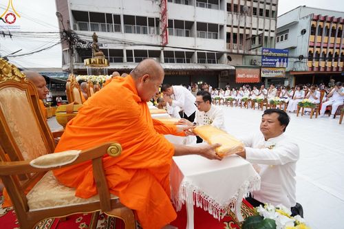 ภาพ No.146269:ตักบาตรพระ 1,384 รูป ทำบุญเมืองฝางครบรอบ 1,383 ปี ถวายเป็นพระราชกุศลแด่พระบาทสมเด็จพระเจ้าอยู่หัว เนื่องในโอกาสพระราชพิธีมหามงคล เฉลิมพระชนมพรรษา 6 รอบ 72 พรรษา วันเสาร์ที่ 27 กรกฎาคม พ.ศ.2567  ณ ถนนหน้าที่ว่าการอำเภอฝาง จ.เชียงใหม่