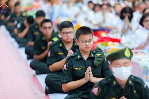 ภาพ No.85925:ตักบาตรพระนานาชาติ 10,000 รูป ใจกลางนครหาดใหญ่ จ.สงขลา วันอาทิตย์ที่ 20 สิงหาคม พ.ศ. 2566