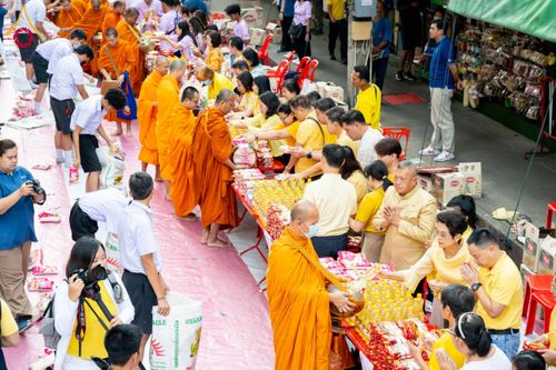 ภาพ No.180316:พิธีทำบุญตักบาตร ข้าวสารอาหารแห้ง แด่คณะสงฆ์ 99 รูป เนื่องในวันพ่อแห่งชาติ ปีที่ 50 ณ ศูนย์การค้าตลาดรังสิต ซ.รังสิต-ปทุมธานี 5 วันที่ 5 ธันวาคม พ.ศ. 2567