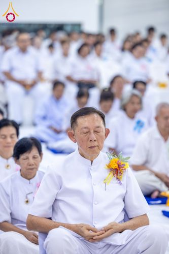 ภาพ No.160828:พิธีเจริญพระพุทธมนต์ และปิดแผ่นทองรูปเหมือน พระเดชพระคุณพระมงคลเทพมุนี (สด จนฺทสโร) พระผู้ปราบมาร จำนวน 3 องค์ วันเสาร์ที่ 5 ตุลาคม พ.ศ. 2567 ณ อาคารปลูกศรัทธา 2 (ชานชลาเดิม) วัดพระธรรมกาย อ.คลองหลวง จ.ปทุมธานี