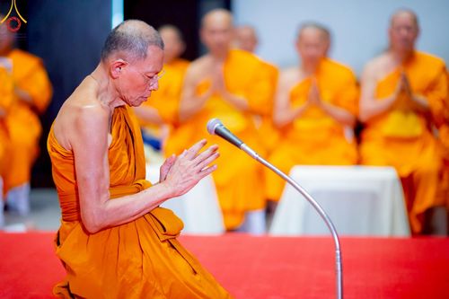 ภาพ No.214799:พิธีต้อนรับสัญญาบัตร พัดยศ พระราชวิเทศวชิรเวที (บัณฑิต วรปญฺโญ) เจ้าอาวาสวัดพระธรรมกายสกอตแลนด์ สหราชอาณาจักร ผู้ช่วยเจ้าอาวาสวัดพระธรรมกาย ณ อุโบสถพระไตรปิฏก วัดพระธรรมกาย