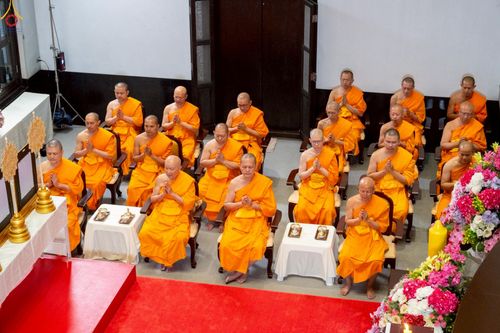 ภาพ No.230964:วันอังคารที่ 1 กรกฎาคม พ.ศ. 2568 ผู้ว่าราชการจังหวัดปทุมธานี เป็นประธานพิธีต้อนรับ สัญญาบัตร พัดยศ พระครูสัญญาบัตรสายต่างประเทศ วัดพระธรรมกาย ประจำปี พ.ศ. 2568 จำนวน 19 รูป