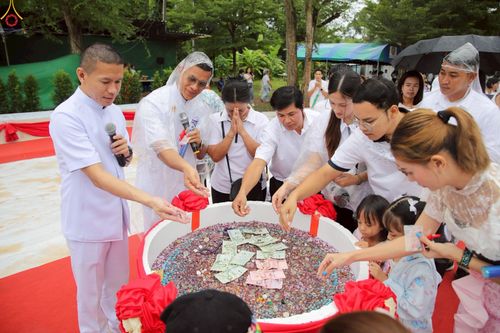 ภาพ No.234093:วันอาทิตย์ที่ 20 กรกฎาคม พ.ศ.2568 พิธีทอดผ้าป่า และพิธีตอกเสาเข็มต้นแรก สร้างอาคารปฏิบัติธรรมพระมงคลเทพมุนี ณ ศูนย์ปฏิบัติธรรมสุราษฏร์ธานี