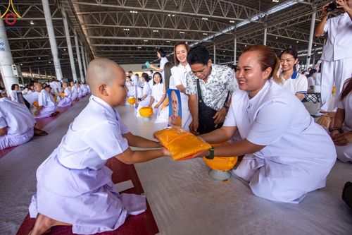 ภาพ No.133934:พิธีขอขมามอบผ้าไตร โครงการบรรพชาสามเณร ศูนย์อบรมวัดพระธรรมกาย ณ วัดพระธรรมกาย วันเสาร์ที่ 6 เมษายน พ.ศ. 2567