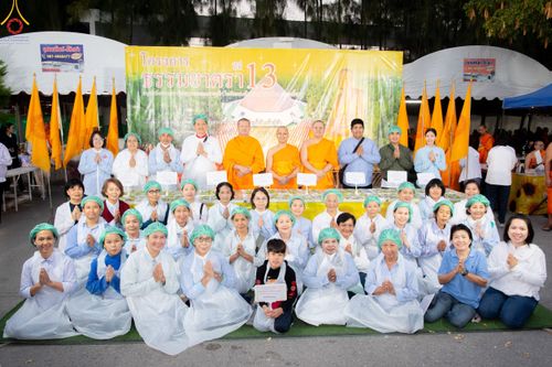 ภาพ No.188938:พิธีถวายภัตตาหารเป็นสังฆทาน แด่พระธรรมยาตรา ในโครงการธรรมยาตรา กตัญญูบูชา มหาปูชนียาจารย์ พระมงคลเทพมุนี(สด จนฺทสโร) พระผู้ปราบมาร ปีที่ 13 ณ อนุสรณ์สถานมหาวิหารพระมงคลเทพมุนี (โลตัสแลนด์) อ.สองพี่น้อง จ.สุพรรณบุรี วันที่ 4 มกราคม พ.ศ.2568