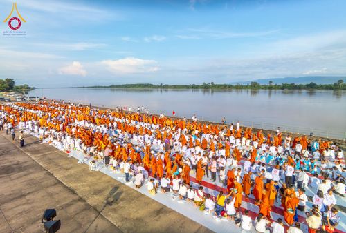 ภาพ No.250567:วันพุธที่ 8 ตุลาคม พ.ศ. 2568 พิธีตักบาตรเทโวโรหณะ ณ ลานธรรมปทุมรัตน์ธรรมเจดีย์ พุทธอุทยานนานาชาติ อ.โพนพิสัย จ.หนองคาย