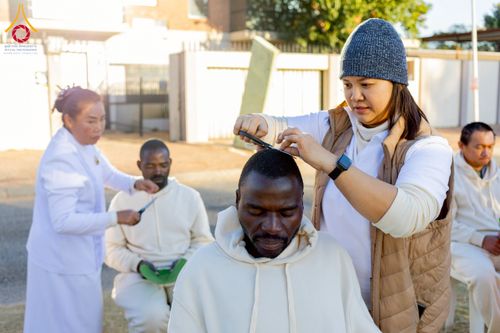 ภาพ No.231189:วันศุกร์ที่ 27 มิถุนายน พ.ศ. 2568 พิธีตัดปอยผมและพิธีปลงผมนาคธรรมทายาทแห่งทวีปแอฟริกา พ.ศ. 2568  โครงการบรรพชาอุปสมบทพระธรรมทายาทนานาชาติแห่งทวีปแอฟริกา ครั้งที่ 2 ณ วัดพระธรรมกายโจฮันเนสเบิร์ก สาธารณรัฐแอฟริกาใต้