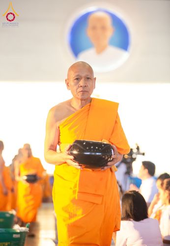 ภาพ No.209359:วันอาทิตย์ที่ 2 มีนาคม พ.ศ. 2568 พิธีตักบาตร ข้าวสารอาหารแห้ง ณ บ้านแก้วเรือนทองคุณยายฯ สภาธรรมกายสากล วัดพระธรรมกาย