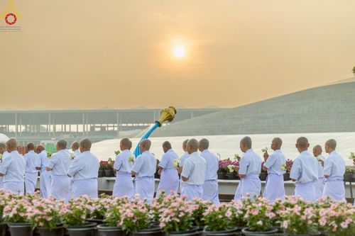 ภาพ No.216978:วันเสาร์ที่ 12 เมษายน พ.ศ. 2568 พิธีเวียนประทักษิณรอบพระมหาธรรมกายเจดีย์  พิธีวันทาเจดีย์ พิธีขอขมาและมอบผ้าไตร ในโครงการอุปสมบทหมู่ บูชาธรรมหลวงพ่อธัมมชโย, โครงการธรรมทายาท ระดับอุดมศึกษา รุ่นที่ 52 ,  โครงการบวชพระนานาชาติ AEC & WAB CEO รุ่นที่ 4 , ณ ว