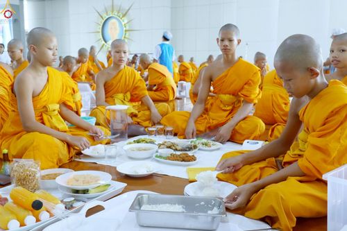 ภาพ No.234868:วันศุกร์ที่ 25 กรกฎาคม พ.ศ. 2568 (วันพระ แรม 15 ค่ำ เดือน 8) พิธีบุพเปตพลี ครั้งที่ 167 ร่วมอุทิศบุญแด่หมู่ญาติที่ล่วงลับไปแล้ว และสืบทอดอายุพระพุทธศาสนา ณ หอฉันคุณยายอาจารย์ฯ วัดพระธรรมกาย