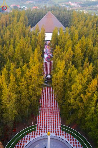 ภาพ No.107403:พิธีตักบาตรพระธรรมยาตราฯ ในโครงการธรรมยาตรากตัญญูบูชา มหาปูชนียาจารย์ พระมงคลเทพมุนี(สด จนฺทสโร) พระผู้ปราบมาร ปีที่ 12 ณ อนุสรณ์สถานมหาวิหารพระมงคลเทพมุนี อ.สองพี่น้อง จ.สุพรรณบุรี วันที่ 7 มกราคม พ.ศ. 2567