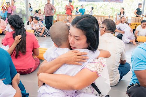 ภาพ No.133470:พิธีขอขมารับผ้าไตร, พิธีบรรพชาสามเณร, สามเณรออกบิณฑบาต ในโครงการบรรพชาสามเณร ฟื้นฟูพระพุทธศาสนาทั่วไทย  ณ ศูนย์ปฏิบัติธรรม และอบรมเยาวชนเมืองยะลา วันที่ 3 เมษายน พ.ศ. 2567