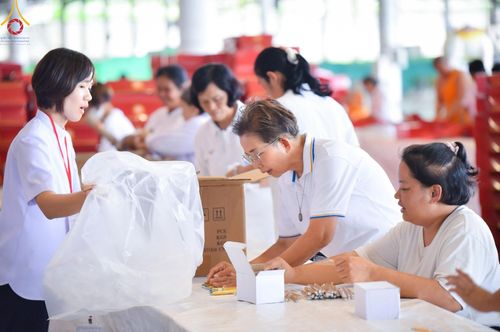 ภาพ No.212052:วันจันทร์ที่ 17 มีนาคม พ.ศ. 2568 บุญบรรจุกล่องไทยธรรม เพื่อถวายแด่พระสังฆาธิการ 40,000 กว่าวัดทั่วไทย ในวันคุ้มครองโลก 22 เมษายน พ.ศ. 2568 ณ บ้านแก้วเรือนทองคุณยายฯ วัดพระธรรมกาย