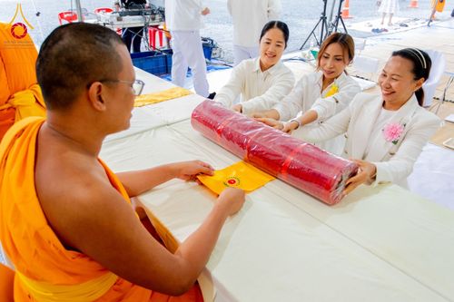 ภาพ No.199393:พิธีถวายภัตตาหารเป็นสังฆทาน แด่พระธรรมยาตรา ณ อนุสรณ์สถานบางปลา วัดบางปลา อำเภอบางเลน จังหวัดนครปฐม ในโครงการธรรมยาตรา กตัญญูบูชา มหาปูชนียาจารย์ พระมงคลเทพมุนี(สด จนฺทสโร) พระผู้ปราบมาร อนุสรณ์สถาน 7 แห่ง ปีที่ 13 วันที่ 22 มกราคม พ.ศ. 2568