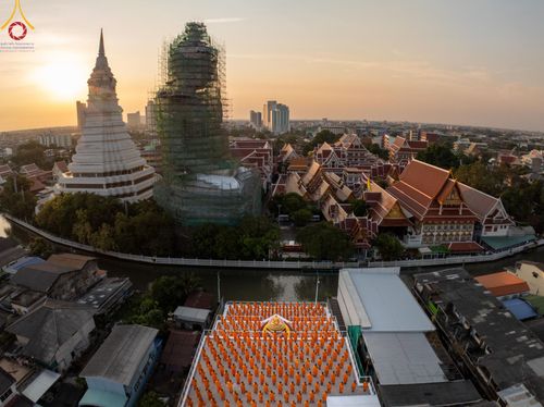 ภาพ No.201328:พระธรรมยาตราปฏิบัติธรรม และถ่ายภาพหมู่ประวัติศาสตร์ ณ อาคารธรรมยาตรา กตัญญูบูชามหาปูชนียาจารย์  ตรงข้ามวัดปากน้ำภาษีเจริญ จ.กรุงเทพมหานคร ในโครงการธรรมยาตรา กตัญญูบูชา มหาปูชนียาจารย์ พระมงคลเทพมุนี(สด จนฺทสโร) พระผู้ปราบมาร อนุสรณ์สถาน 7 แห่ง ปีที่ 13