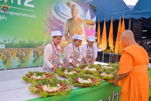 ภาพ No.109913:ถวายภัตตาหารเป็นสังฆทาน แด่คณะพระธรรมยาตราฯ ปีที่ 12 วันที่ 11 มกราคม พ.ศ. 2567 ณ อนุสรณ์สถานคลองบางนางแท่น  อ.สามพราน จ.นครปฐม